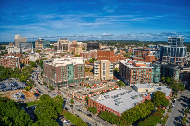 vista aérea de greenville com edifícios densos sob um céu azul na carolina do sul - greenville south carolina south carolina office building skyscraper - fotografias e filmes do acervo