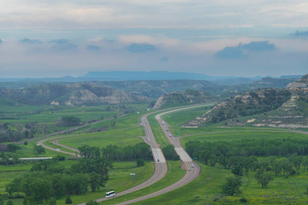 el parque nacional theodore roosevelt, dakota del norte, es donde las grandes llanuras se encuentran con las escarpadas badlands. - north dakota theodore roosevelt national park great plains landscape fotografías e imágenes de stock