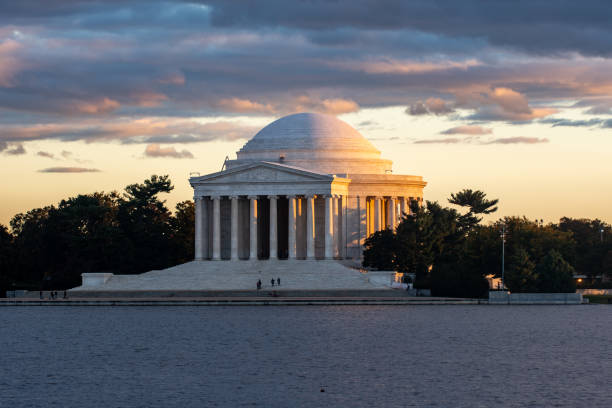 мемориал джефферсона во время золотого часа - washington dc night jefferson memorial memorial стоковые фото и изображения