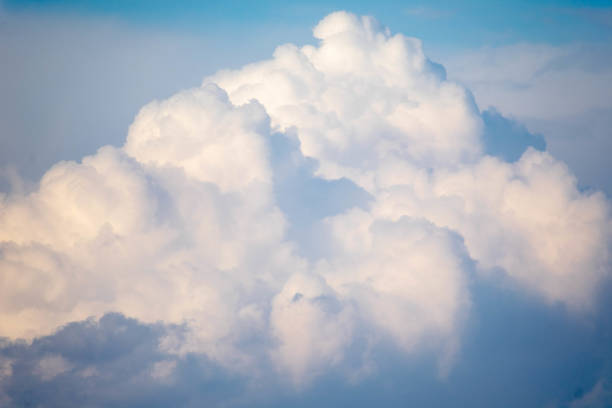 nuvens hipnotizantes de cumulonimbus após tempo chuvoso - cumuliform - fotografias e filmes do acervo