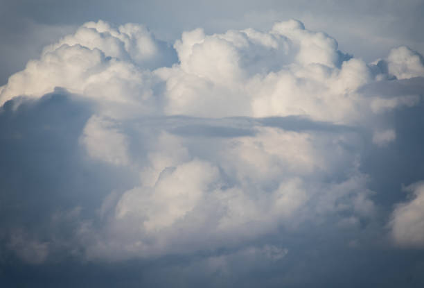 cumulonimbus envoûtant nuages après un temps pluvieux - cumuliform photos et images de collection