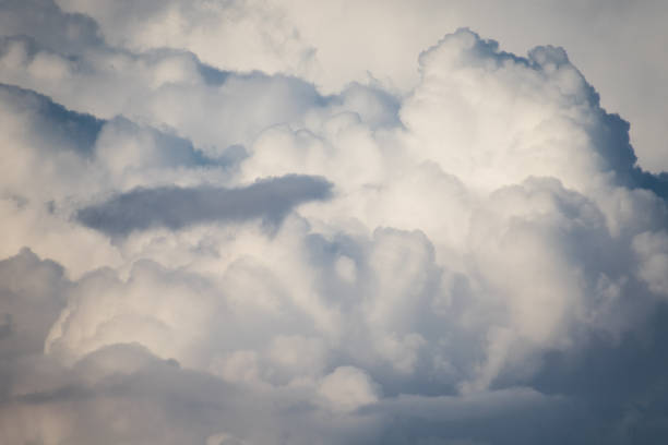 nuvens hipnotizantes de cumulonimbus após tempo chuvoso - cumuliform - fotografias e filmes do acervo