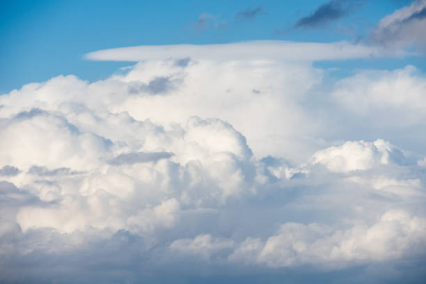 cumulonimbus envoûtant nuages après un temps pluvieux - cumuliform photos et images de collection