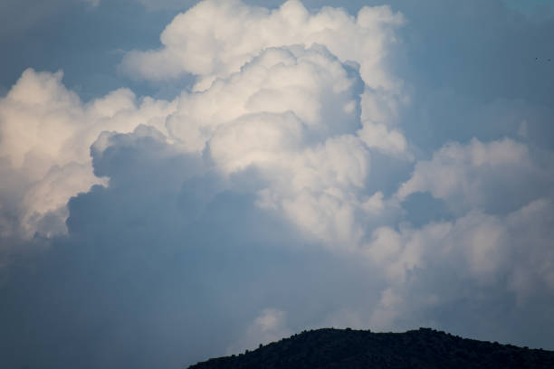 завораживающие кучево-дождевые облака после дождливой погоды - cumuliform стоковые фото и изображения