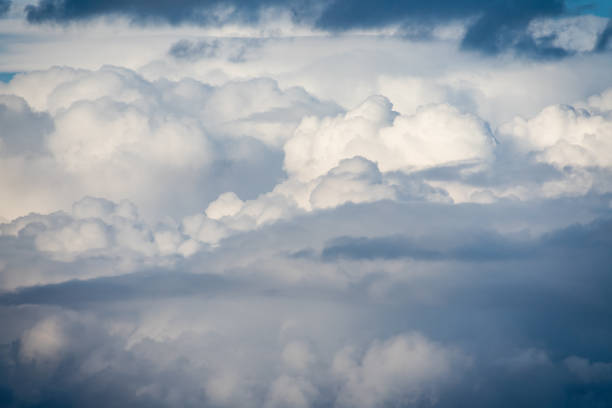 cumulonimbus envoûtant nuages après un temps pluvieux - cumuliform photos et images de collection