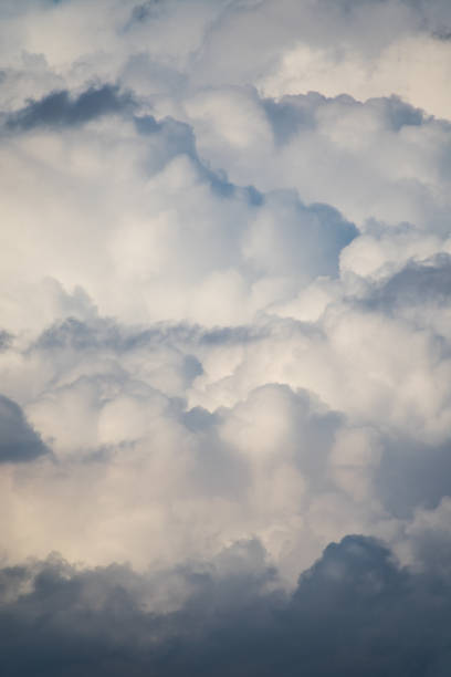 nuvens hipnotizantes de cumulonimbus após tempo chuvoso - cumuliform - fotografias e filmes do acervo