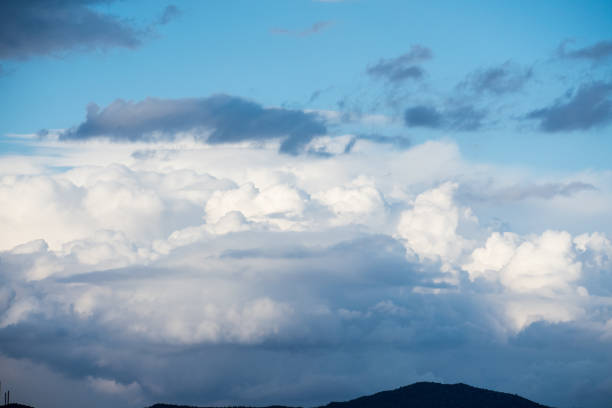 cumulonimbus envoûtant nuages après un temps pluvieux - cumuliform photos et images de collection