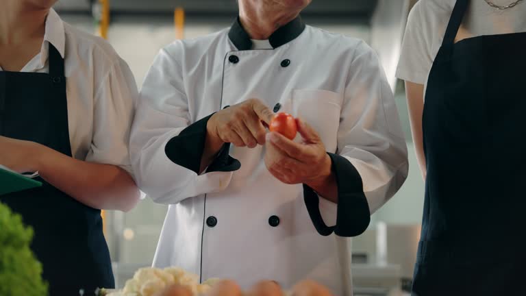 The teacher teaches how to choose fruits and vegetables. that should be used for cooking