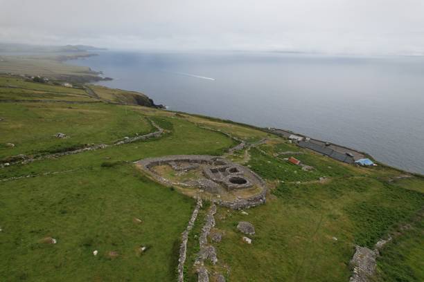 파한 비하이브 헛 딩글 반도 아일랜드 드론 조감도 - republic of ireland famous place dingle peninsula slea head 뉴스 사진 이미지