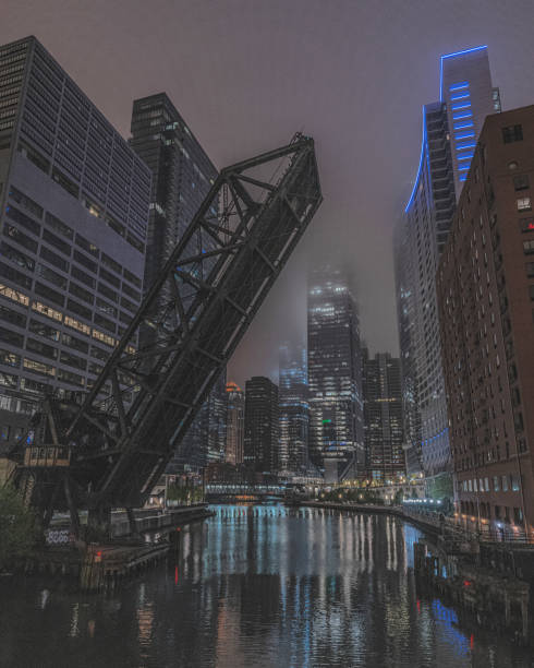 밤에 제기 된 위치에 잠긴 kinzie street 철도 다리의 수직 샷 - kinzie street railroad bridge 뉴스 사진 이미지