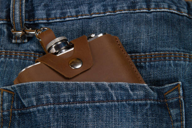 matraz de cadera en el bolsillo de los jeans - insulated drink container hip flask alcohol brown fotografías e imágenes de stock