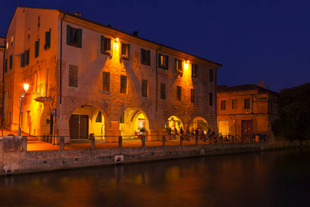 taras restauracji nad rzeką w nocy - riverside night reflection italy zdjęcia i obrazy z banku zdjęć