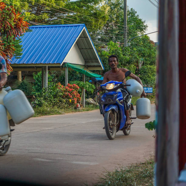 mode de vie quotidien de la population locale dans l’île tropicale. - open country photos photos et images de collection