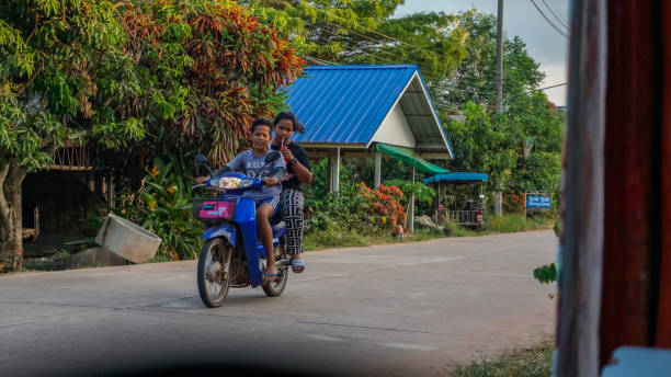 mode de vie quotidien de la population locale dans l’île tropicale. - open country photos photos et images de collection