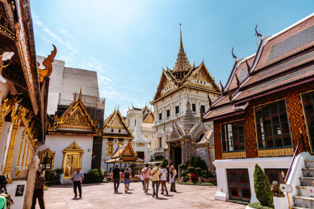 wat phra kaew temple antique à bangkok thaïlande - wat phra kaeo photos photos et images de collection