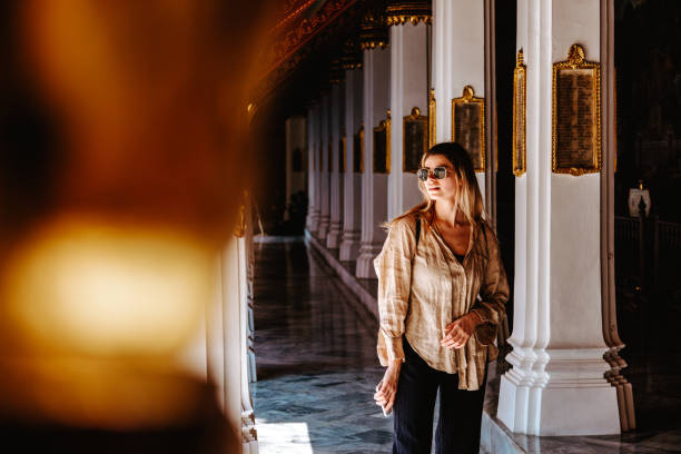 mujer viajera en el templo wat pho en bangkok en un día de verano - reclining buddha fotografías e imágenes de stock