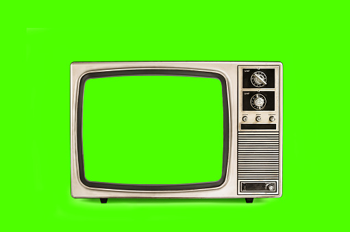 Televisor antiguo vintage con ruta de recorte aislada con pantalla verde y fondo. photo