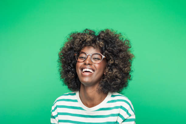 retrato da primavera da mulher jovem excitada - african descent casual clothing looking at camera - fotografias e filmes do acervo