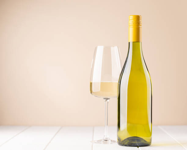 Botella y copa de vino blanco - foto de stock