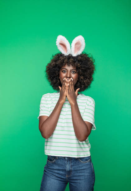 retrato de primavera de una mujer joven con diadema de orejas de conejo - disfraz de conejo fotografías e imágenes de stock