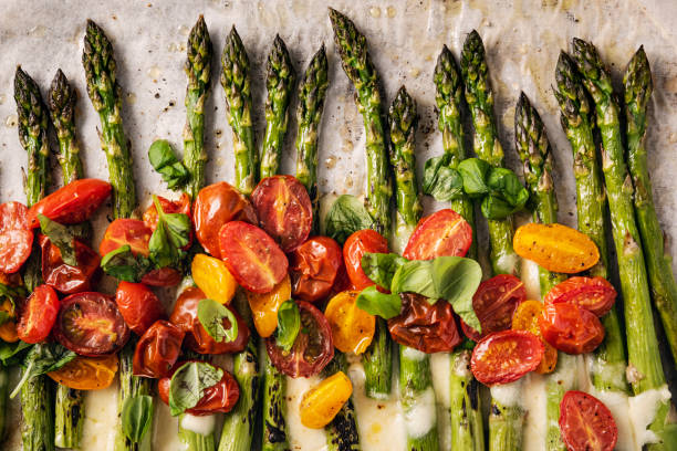 asparagus caprese salad - akdeniz mutfağı stok fotoğraflar ve resimler