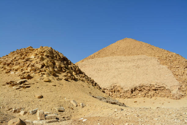 el satélite y las pirámides dobladas, el satélite uno se encuentra a 55 metros al sur de la pirámide doblada del rey sneferu, 26 metros de altura y 52,80 metros de longitud y la altura de la curva es de 104 metros. - giza pyramids egypt north africa africa fotografías e imágenes de stock