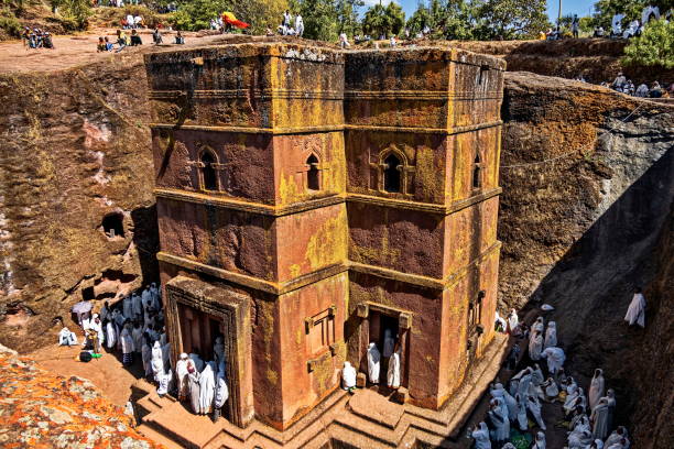 weiß gekleidete pilger versammelten sich zum weihnachtsgottesdienst in der berühmten felsenkirche st. georg (biete ghiorgis), lalibela, äthiopien - ethiopian people stock-fotos und bilder