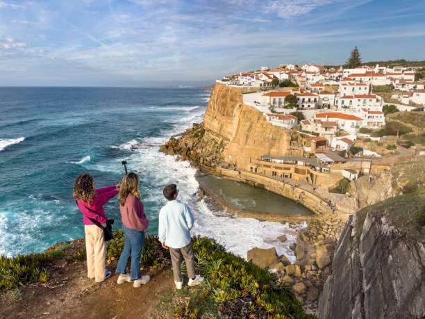 familia tomando fotos en el punto de observación en azenhas do mar - azenhas do mar fotografías e imágenes de stock