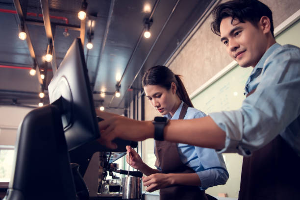 la technologie est utilisée dans les cafés d’aujourd’hui pour les rendre plus pratiques pour les propriétaires et les clients. à titre d’illustration, les paiements effectués via diverses applications - point de vente photos et images de collection