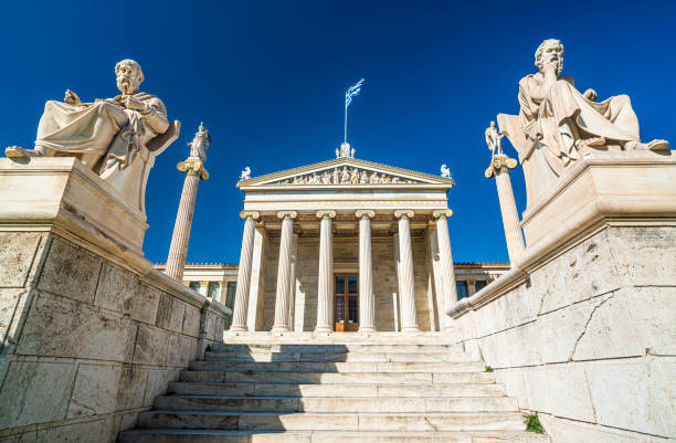 la academia de atenas con estatuas de sócrates y platón en atenas, grecia. - philosopher classical greek greek culture greece fotografías e imágenes de stock