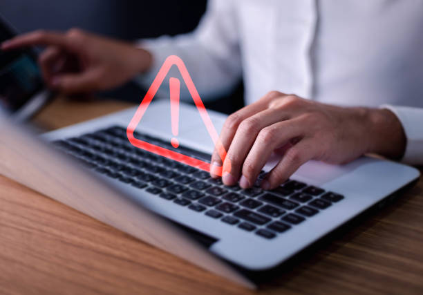 fotografii de stoc, fotografii și imagini scutite de redevențe cu eroare și concept de întreținere. om de afaceri sau personal it , programator, dezvoltator folosind laptop de calculator cu triunghi precauție semn de avertizare pentru notificare . - vigilenţă