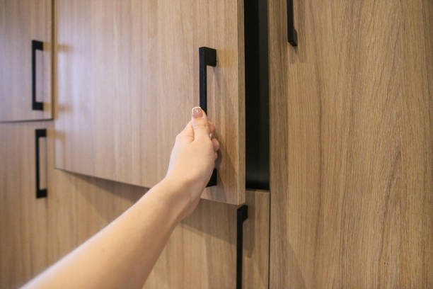 mão feminina fecha as portas do armário na cozinha - home interior women domestic kitchen cabinet - fotografias e filmes do acervo
