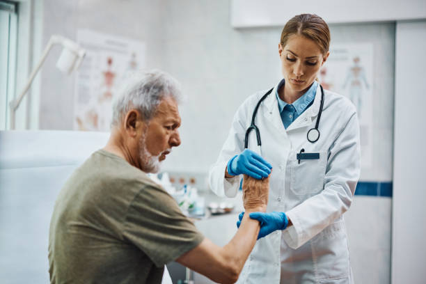 paciente idoso com exame médico de consultório ortopedista. - membro - fotografias e filmes do acervo