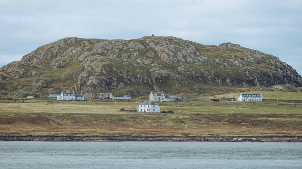 остров иона у побережья малла в шотландии - iona стоковые фото и изображения
