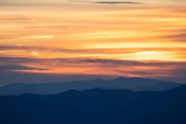 sunset over the blue ridge mountains in north carolina - cherokee north carolina asheville blue ridge parkway imagens e fotografias de stock