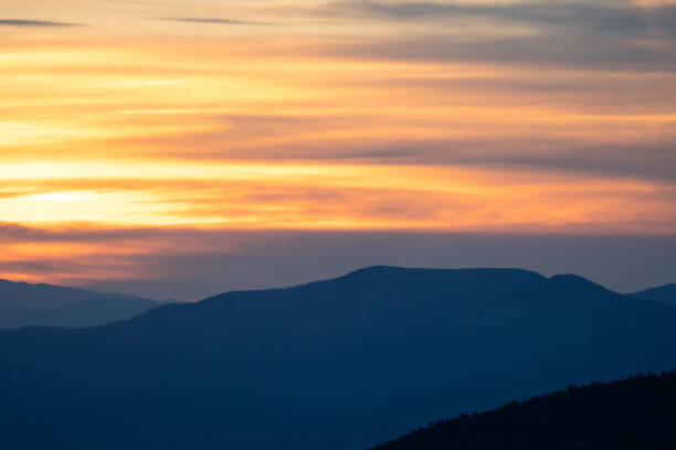 sunset over the blue ridge mountains in north carolina - cherokee north carolina asheville blue ridge parkway imagens e fotografias de stock