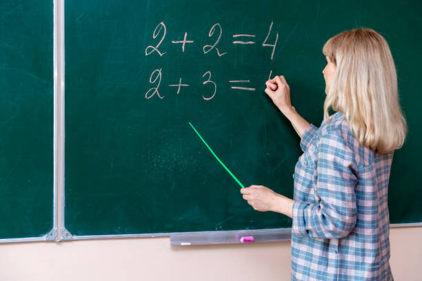 powrót do szkoły. profesor rozwiązuje problem przy tablicy - professor adult student chalk drawing formula zdjęcia i obrazy z banku zdjęć