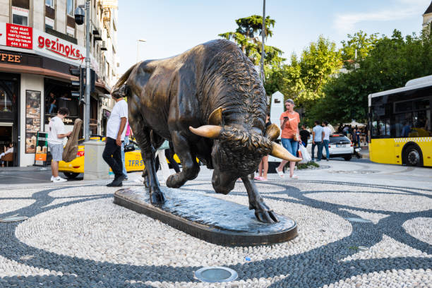 pomnik byka na placu kadikoy, symbol kadikoy, popularnej dzielnicy po azjatyckiej stronie stambułu - kadikoy district zdjęcia i obrazy z banku zdjęć