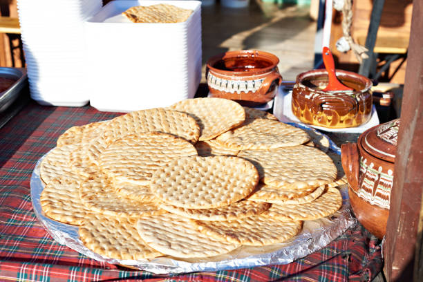 istock Fresh wheat cakes in market 1461159541