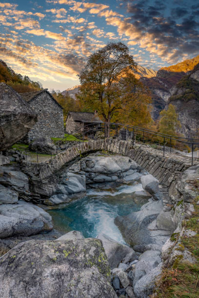 stone bridge - tessin imagens e fotografias de stock