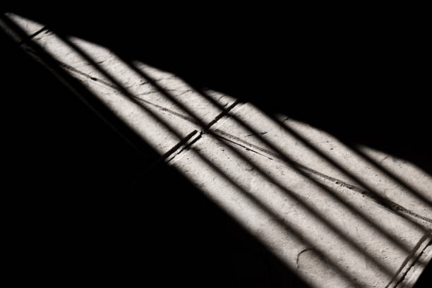 タイル張りの床に反射する日光。窓からタイル張りの床に反射する太陽光