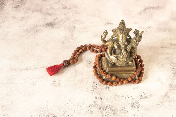 statue de ganesh avec un collier rudra sur fond blanc avec copyspace - ganesh himal photos et images de collection