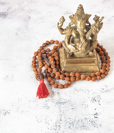 Estatua de Ganesh con un collar de rudra sobre un fondo blanco con copyspace photo
