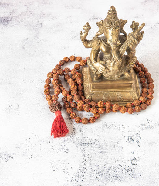 statua di ganesh con una collana rudra intorno su uno sfondo bianco con copyspace - ganesh himal foto e immagini stock