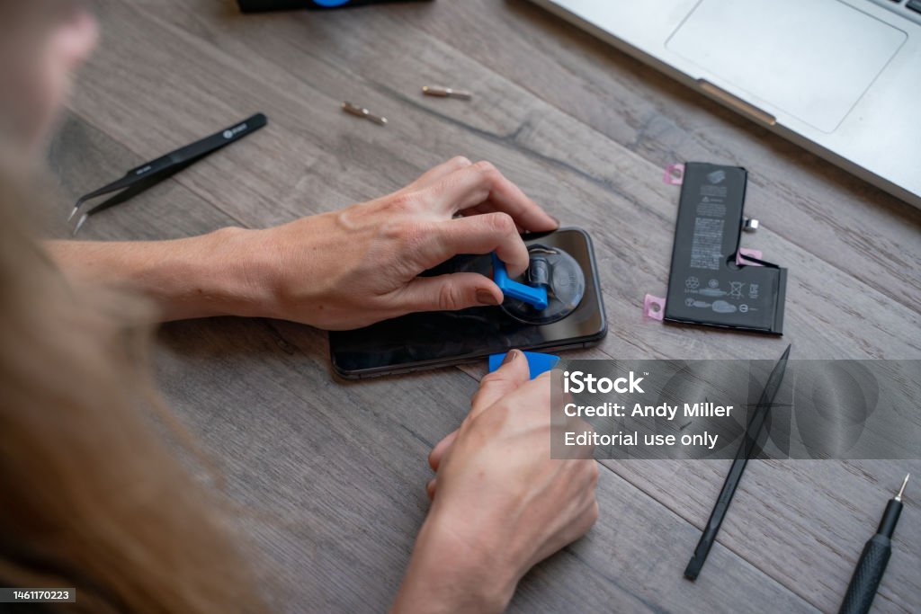 Alexander Graham Bell tag på sightseeing boksning A Woman Performs A Battery Replacement On An Iphone X Using An Ifixit Self  Repair Kit Stock Photo - Download Image Now - iStock