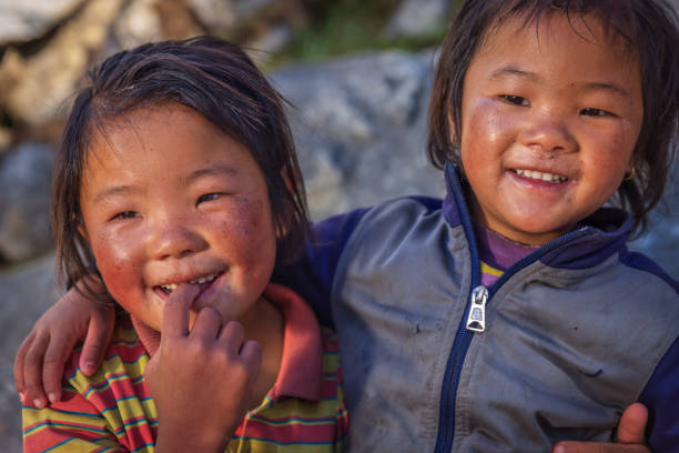 retrato de duas meninas do cobetan, parque nacional do monte everest, nepal - indian culture child little girls indigenous culture - fotografias e filmes do acervo