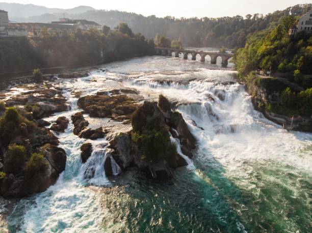 panorama aéreo de la cascada rápida de rheinfall cascada en el río rin bodensee neuhausen schaffhausen suiza alemania - rápido río fotografías e imágenes de stock