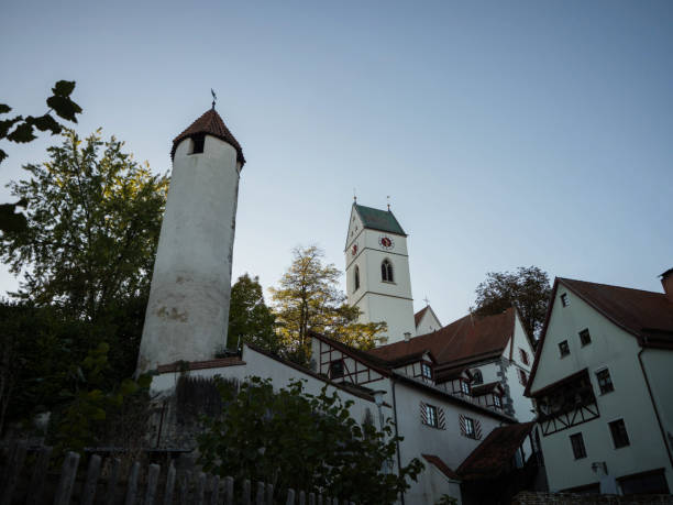 Panorama view of historic white city gate Zellemeesturm tower and parish church St Georg in Riedlingen Swabia Germany Panorama view of historic white city gate Zellemeesturm tower and parish church St Georg in Riedlingen Baden-Wuerttemberg Germany Europe riedlingen stock pictures, royalty-free photos & images