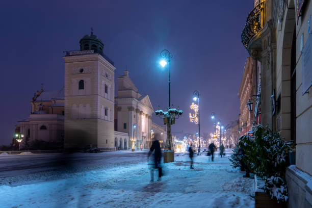 休日のセッソンの間の冬の雪の後のワルシャワの通りの眺め - warsaw old town square ストックフォトと画像