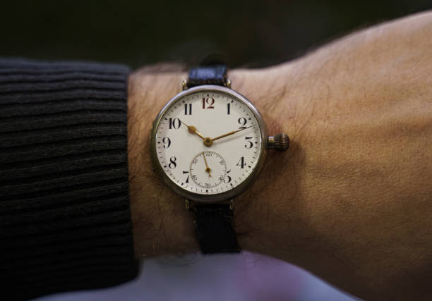 reloj de pulsera vintage en el brazo del hombre, de cerca - clock hand fotos fotografías e imágenes de stock